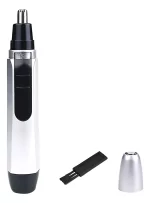 Recortador eléctrico de vello para nariz y orejas con tapa protectora y cepillo de limpieza sobre fondo blanco