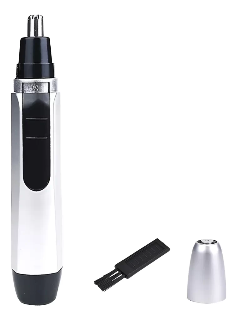 Recortador eléctrico de vello para nariz y orejas con tapa protectora y cepillo de limpieza sobre fondo blanco