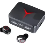 Auriculares Bluetooth M90 Pro izquierdo y derecho fuera de su estuche de carga sobre fondo blanco