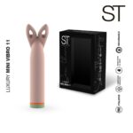 Luxury Mini Vibro 11 con doble punta vibradora tipo conejo, recargable sobre fondo blanco