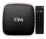 TV Box y control remoto negros. Sin caja en fondo blanco.