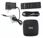 TV Box , control remoto, cable de alimentación y cable hdmi negros. Sin caja en fondo blanco.