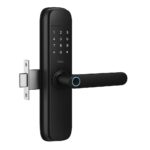 Cerradura inteligente negra, con mango con huella dactilar y teclado táctil.